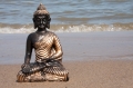 Buddha am Strand  / (Nutzungsart) kommerzielle Onlinenutzung / (Zweck) Hauptseite einer Domain / (Verwendungsdauer) bis 3 Jahre / (Urheberhinweis) ohne Urheberhinweis 