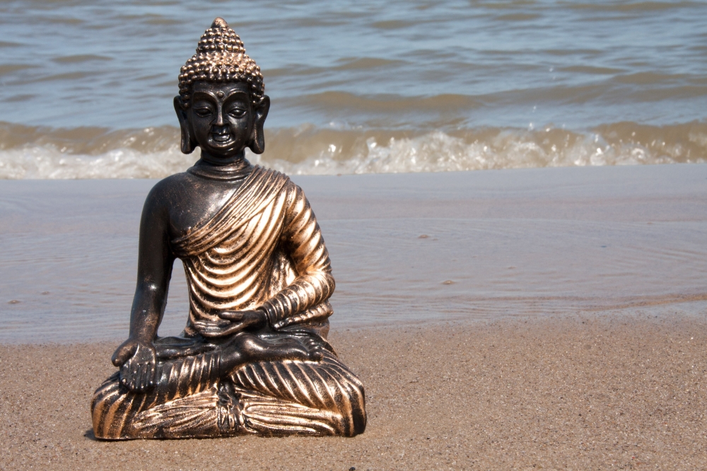 Bild 1 von Buddha am Strand  / (Nutzungsart) kommerzielle Onlinenutzung / (Zweck) Hauptseite einer Domain / (Verwendungsdauer) bis 1 Jahr / (Urheberhinweis) mit Urheberhinweis